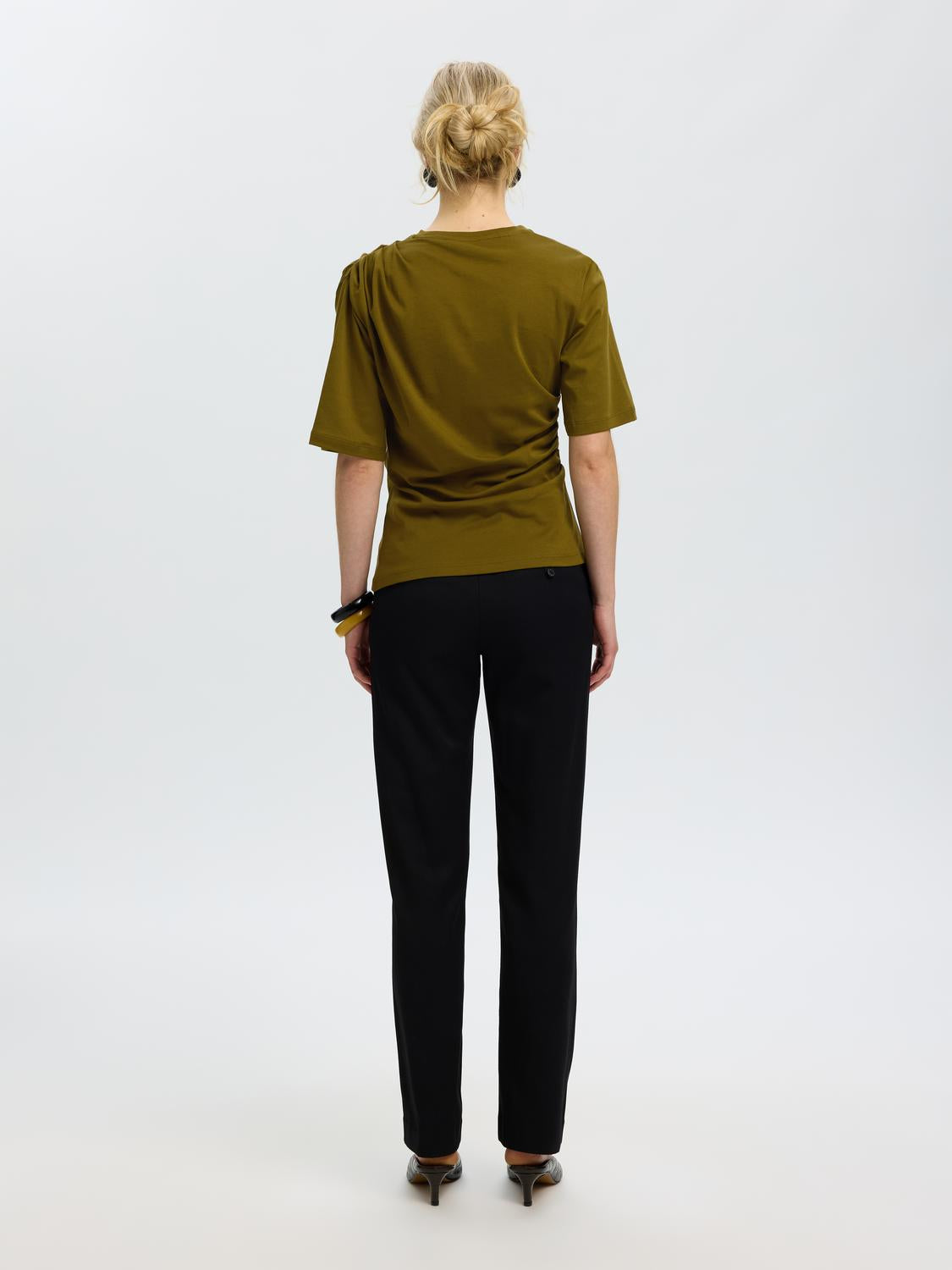 model_shot-back